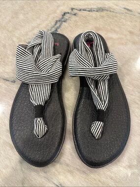 Girl’s Sanuk Black Sandal with Black & White Stripe Fabric Upper Size 3-4